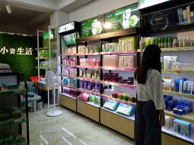 加盟哪個化妝品專賣店比較好？小資生活化妝品引領(lǐng)財富新篇章